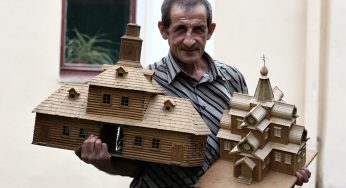 «Были тысячи работ и всё раздавал». Как мастер создавал старый Гродно в деревянных макетах
