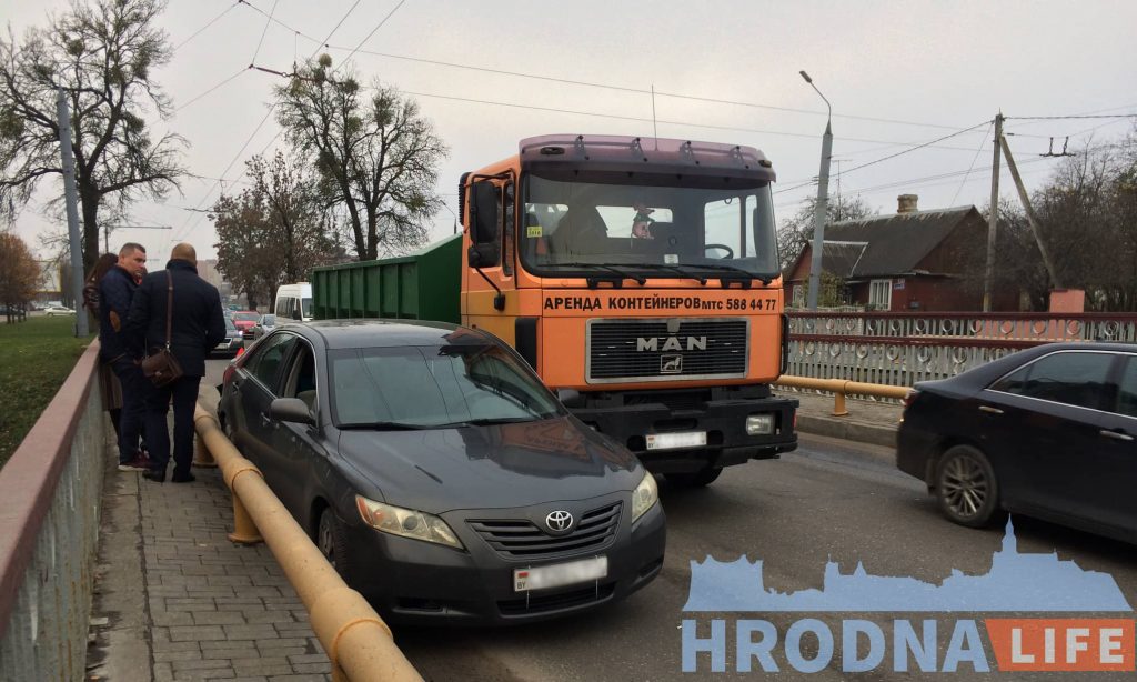 ДТП на Горького: МАЗ прижал легковушку