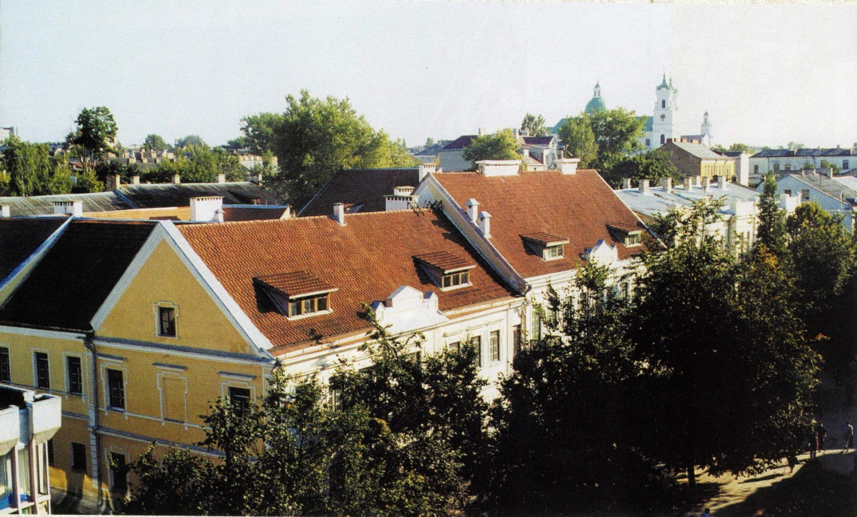 Фото 2001 г. Можете подняться на крышу универмага и увидите, что из деревьев на снимке не осталось ни одного