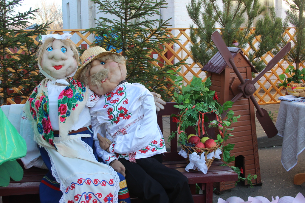 "Дожинки" в Ивье: фуд-арт и агро-треш. Смотрим, чего было больше