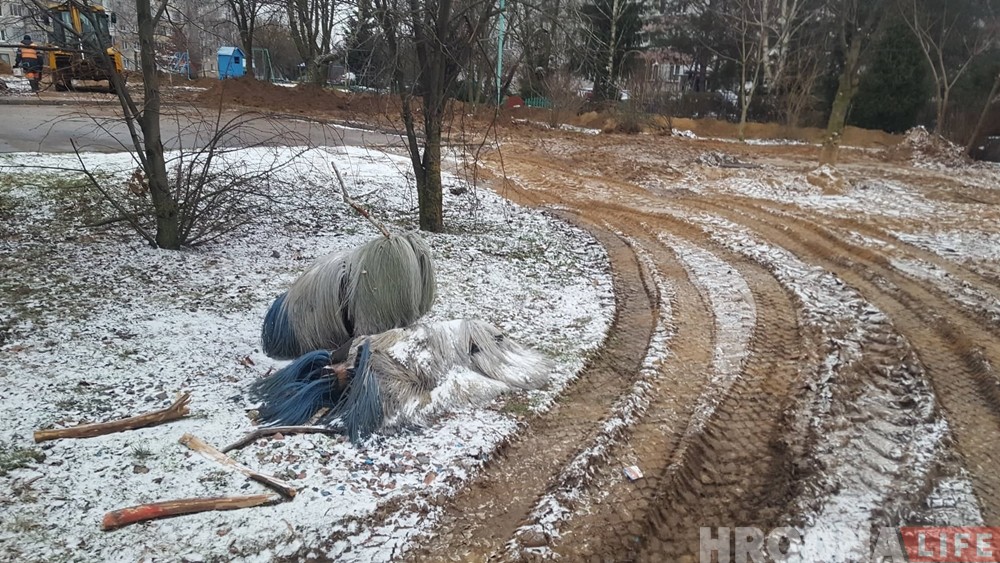 В образцовом гродненском дворе бульдозером вскопали клумбы и поломали деревья В образцовом гродненском дворе бульдозером вскопали клумбы и поломали деревья