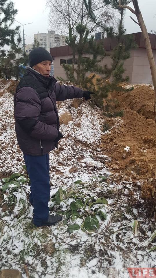 В образцовом гродненском дворе бульдозером вскопали клумбы и поломали деревья В образцовом гродненском дворе бульдозером вскопали клумбы и поломали деревья