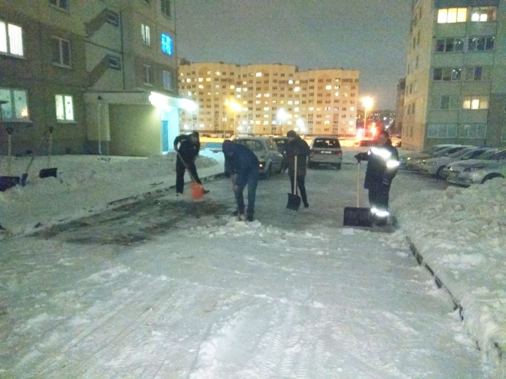 На Вишневце не дождались коммунальщиков и вышли на уборку снега сами
