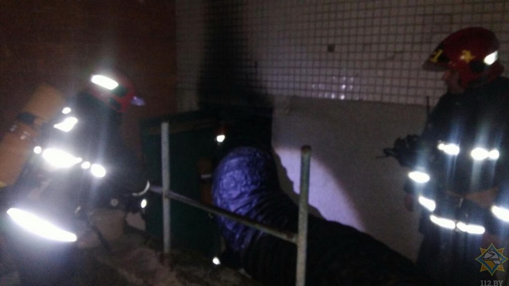 13-летний мальчик заглянул посмотреть на пожар в подвале и попал в больницу