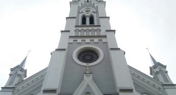 Дыры от пуль в циферблате: как реставрируют башенные часы лютеранской кирхи