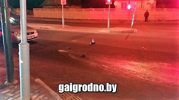 Видео: в Лиде сбили девушку, у нее ушибы и переломы Видео: в Лиде сбили девушку, у нее ушибы и переломы
