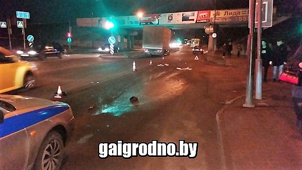 Видео: в Лиде сбили девушку, у нее ушибы и переломы Видео: в Лиде сбили девушку, у нее ушибы и переломы