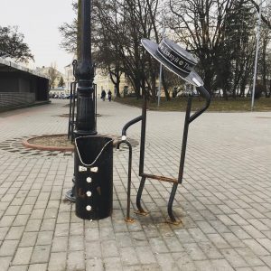 Подкрашивают дам и джентльменов: ржавые мусорные урны в центре Гродно приводят в порядок