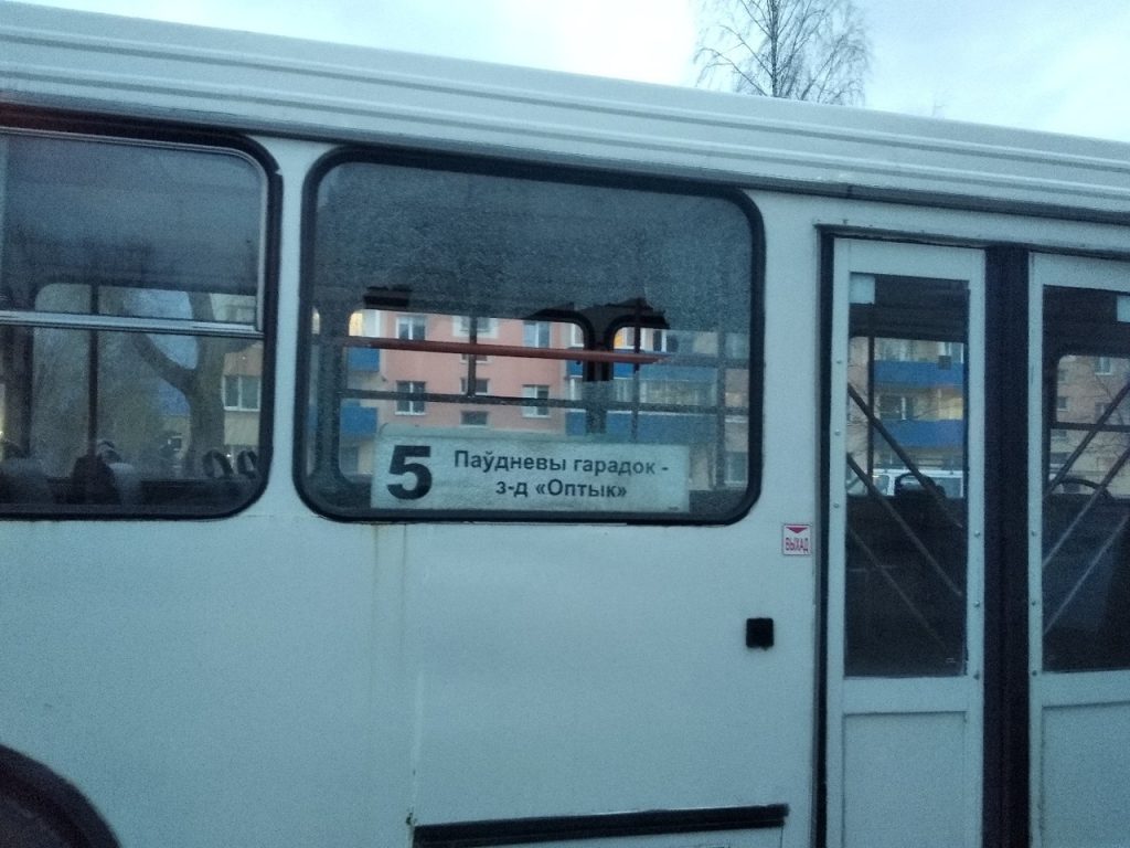 8 марта в Лиде: хулиган обстрелял машину и три автобуса
