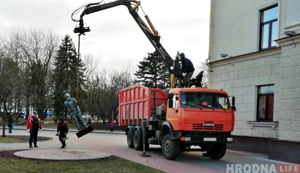 В центре Гродно убрали "туриста". Не понравился администрации?