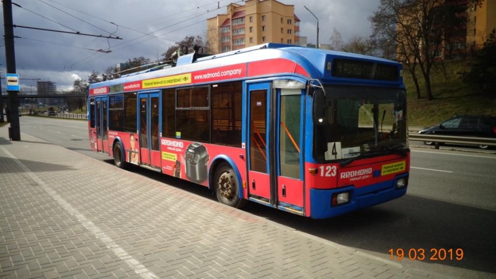 Гродненка подвернула ногу в троллейбусе. Водитель пропускал МЧС