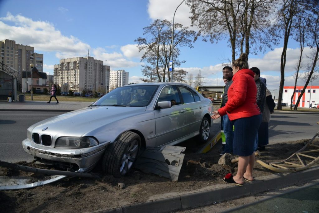 Пьяный бесправник сбил знак и 4 пролета ограждения, и всё это заснял встречный патруль