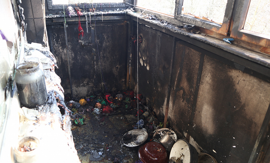 В Гродно из-за непотушенного окурка сгорел балкон В Гродно из-за непотушенного окурка сгорел балкон