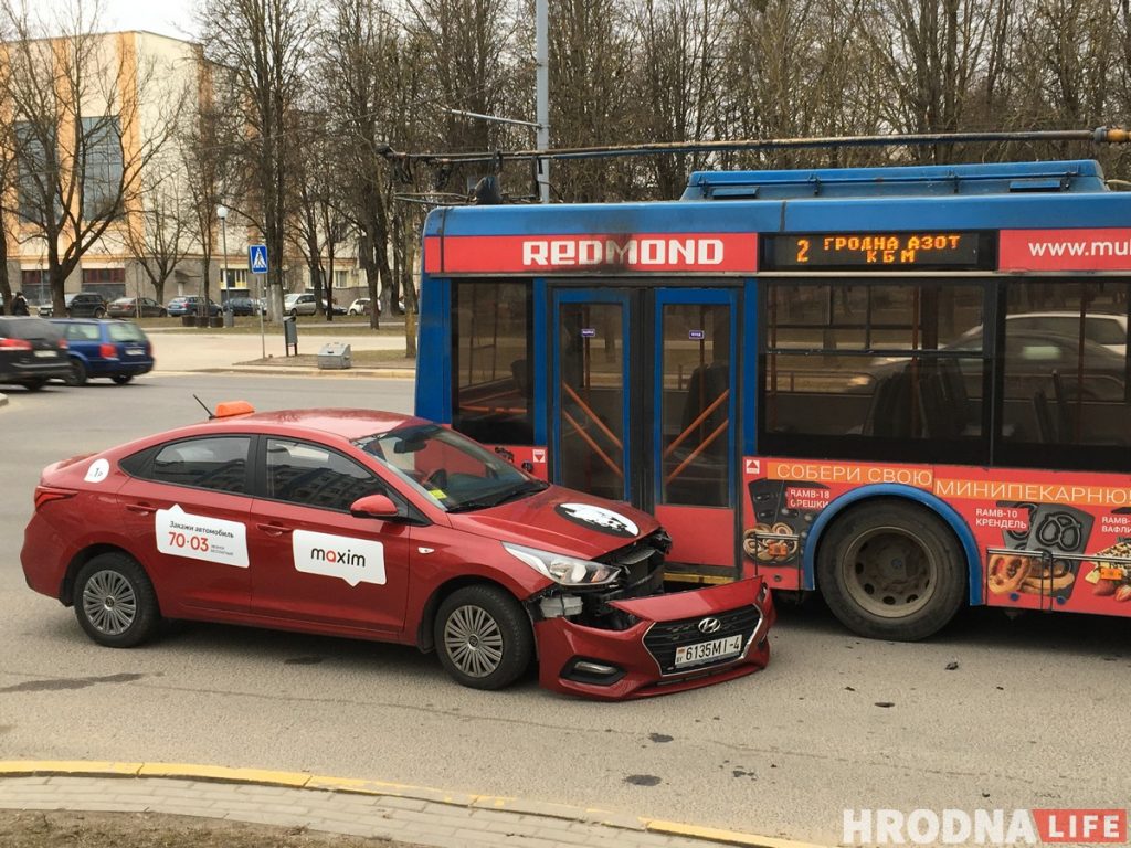 Авария на Горького: такси «Максим» потеряло бампер