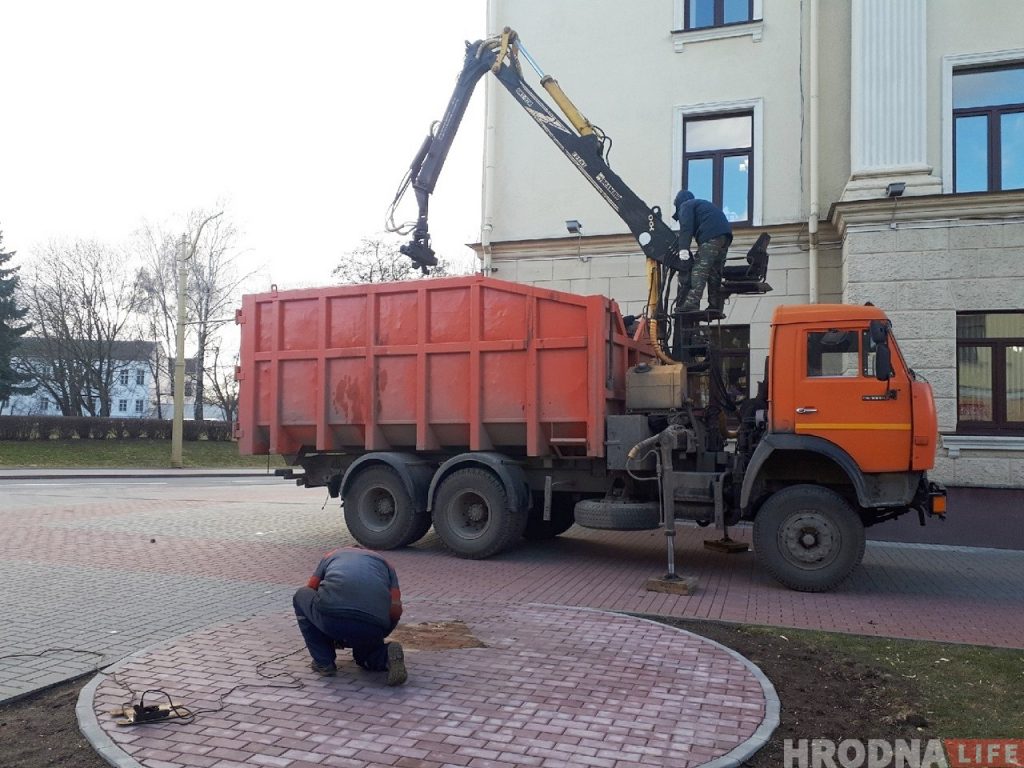 Скульптура туриста переместится в конец города. На ее месте установят другую "художественную композицию"