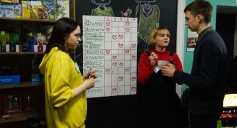 Девушка с пограничным расстройством, транс-парень и еще 8 «захватывающих томов». Люди-книги рассказали свои истории