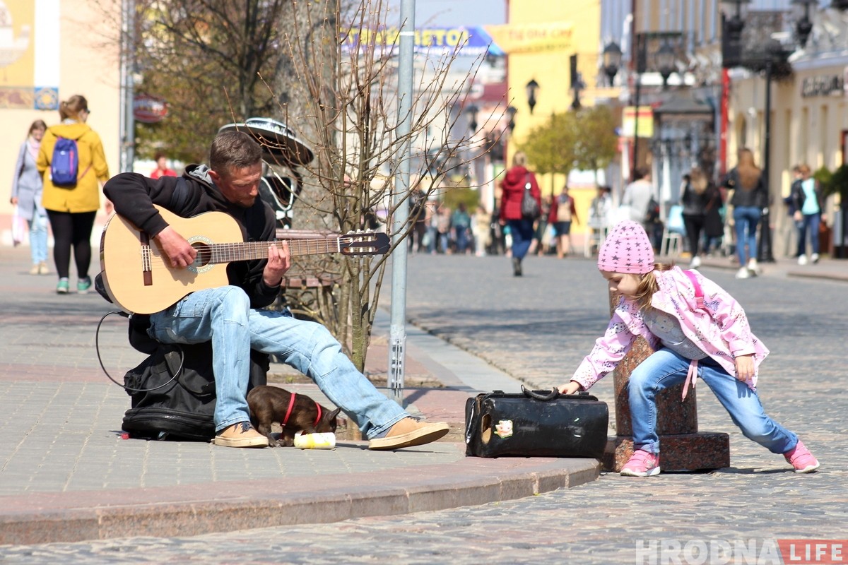 "Фунтика могли загрызть". Музыкант спас поросенка и теперь они везде вместе "Фунтика могли загрызть". Музыкант спас поросенка и теперь они везде вместе