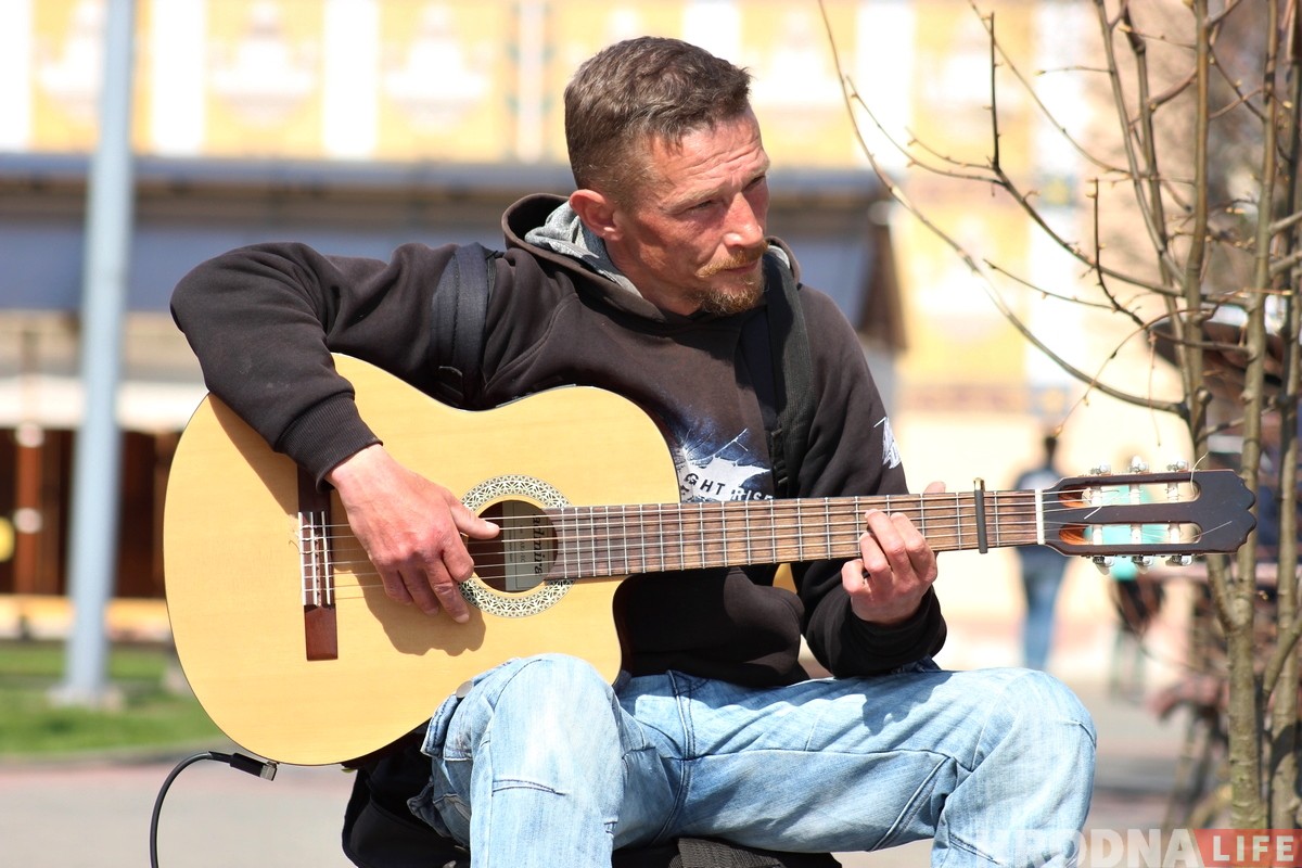 "Фунтика могли загрызть". Музыкант спас поросенка и теперь они везде вместе "Фунтика могли загрызть". Музыкант спас поросенка и теперь они везде вместе
