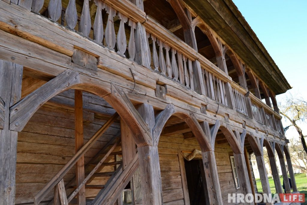 Древние иконы и лямус без единого гвоздя. На экскурсию о наследии бригиток в Гродно пришли больше сотни гродненцев