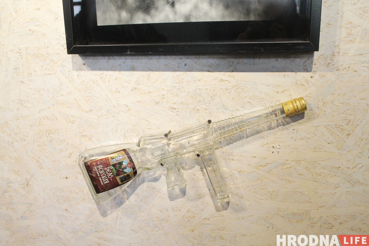 Война - как сувенир, концерт и память. Выставка Андрея Ленкевича “Бывай, Радзіма” открылась в Гродно Война - как сувенир, концерт и память. Выставка Андрея Ленкевича “Бывай, Радзіма” открылась в Гродно