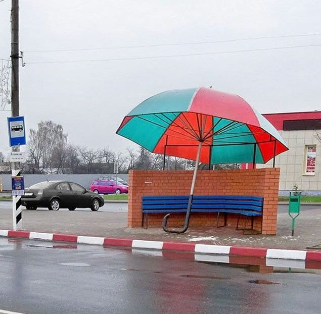 Фотофакт: Остановка-зонтик появилась в Слониме. Где еще искать подобные арт-объекты Фотофакт: Остановка-зонтик появилась в Слониме. Где еще искать подобные арт-объекты