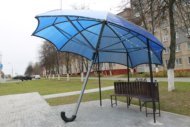 Фотофакт: Остановка-зонтик появилась в Слониме. Где еще искать подобные арт-объекты Фотофакт: Остановка-зонтик появилась в Слониме. Где еще искать подобные арт-объекты