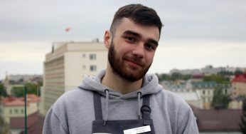 «Героем себя не чувствую». Официант спас гродненца, который хотел спрыгнуть с крыши универмага