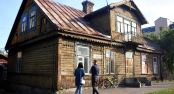 «Отдайте дом и мы спасем его». Семья гродненцев хочет сохранить деревянные дома в Новом Свете