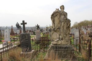 Чтобы сохранить кладбище на Антонова, ищут спонсоров