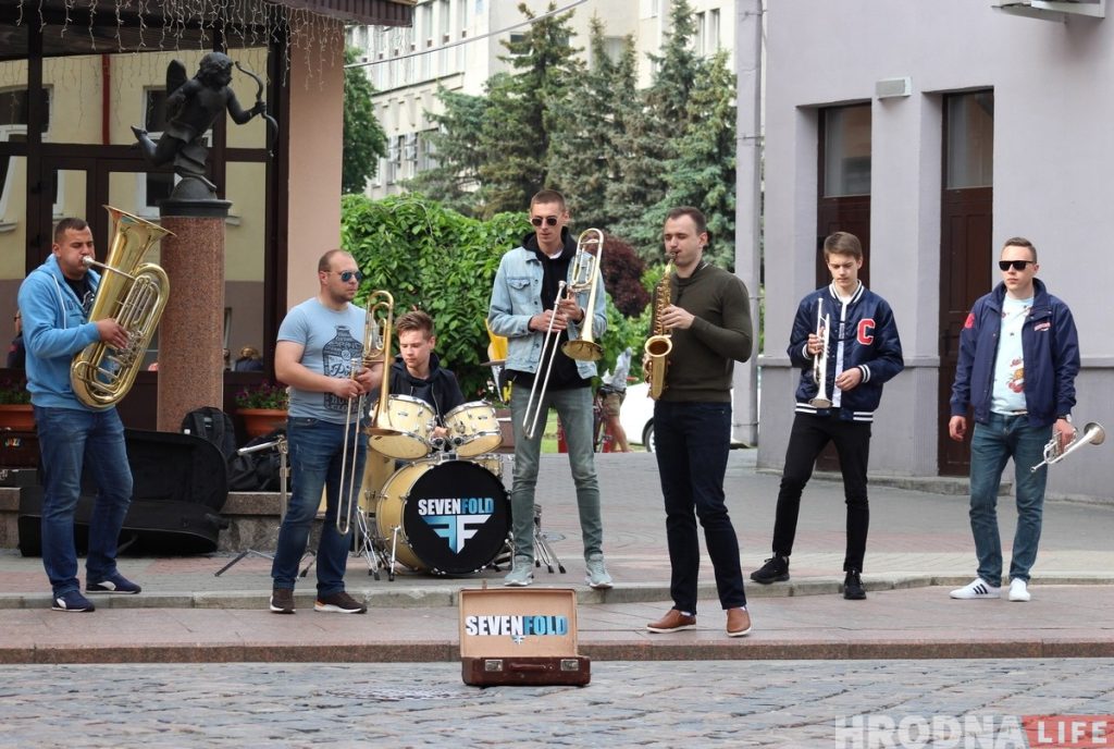 «За счет уличных выступлений мы стали популярны». Группа из Поречья открыла сезон уличных выступлений в Гродно