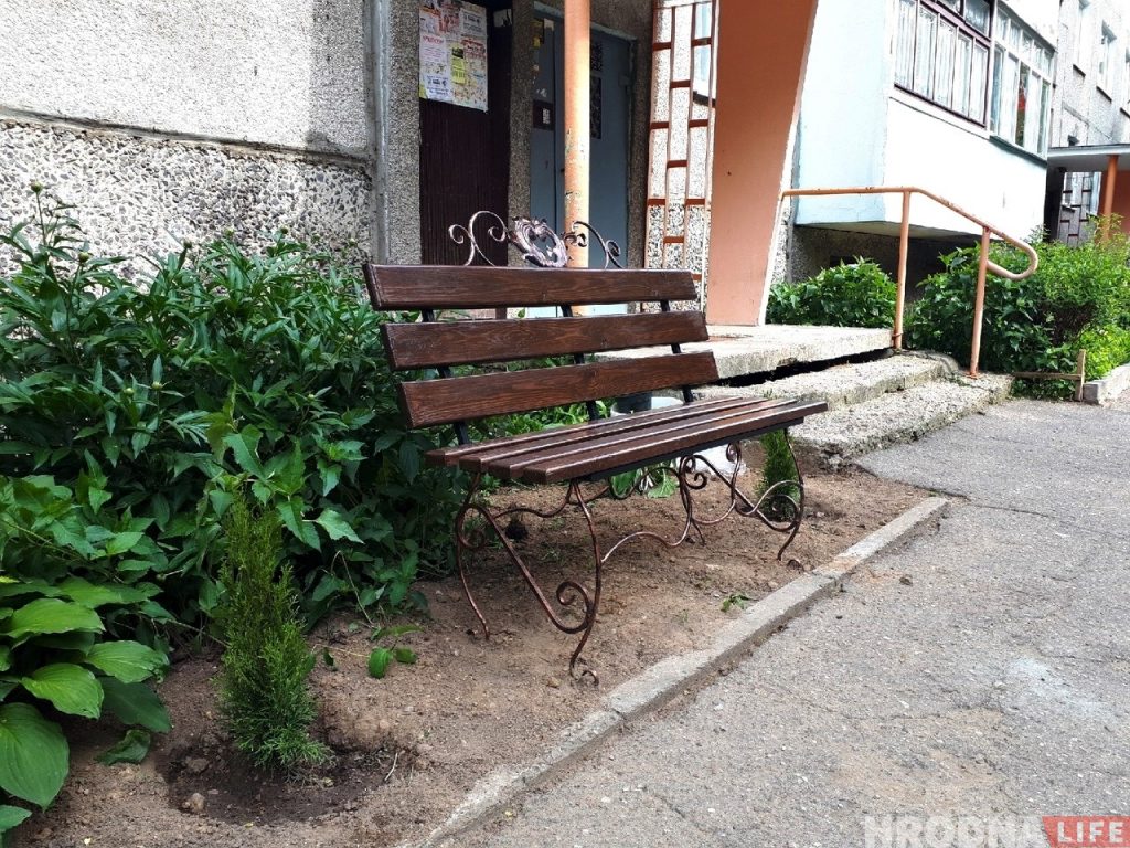 Какой молодец! Гродненец сам установил лавку возле подъезда