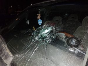 В Мостах девушка достала из штанов ремень и начала бить им автомобили В Мостах девушка достала из штанов ремень и начала бить им автомобили