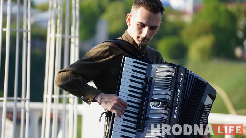Сезон концертов у ротонды открыли ко Дню Победы Сезон концертов у ротонды открыли ко Дню Победы