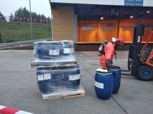 В Кузнице - ЧП с участием белорусского перевозчика. Произошла утечка химического вещества