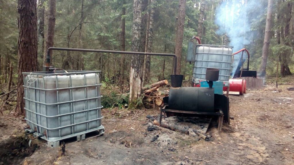 В Гродненском районе изъяли 40 литров самогона и 2500 литров браги. Изготовитель говорит, что варил для себя