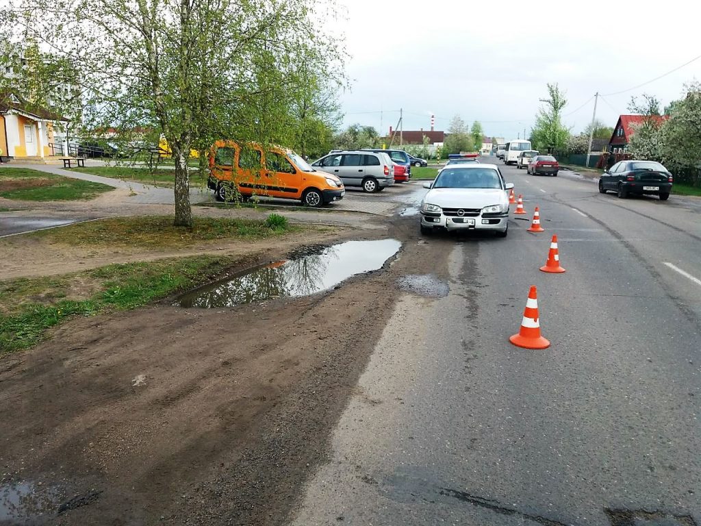 В Сморгони автомобиль сбил первоклассника: он выбежал на дорогу