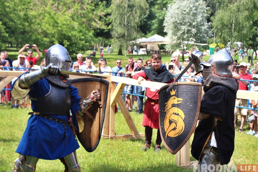 «Тут знаковая земля». В Коложском парке проходит фестиваль средневековой культуры 