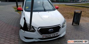 въехал в столб