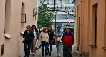 «Мама запрещала вспоминать этот город». В Гродно приехали потомки сбежавших узников гетто