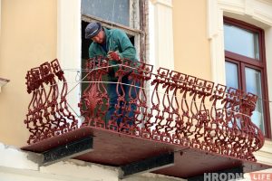 «За это никто не хотел браться». На Городничанской восстанавливают старинные балконы