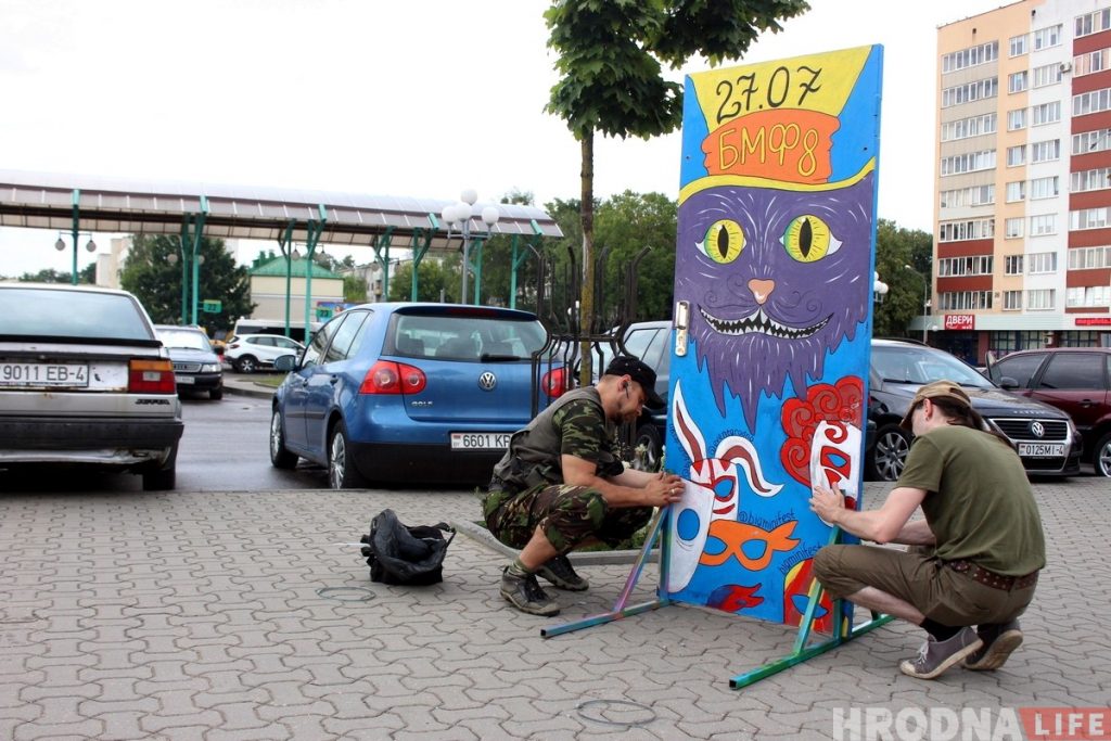 В Гродно устанавливают необычные афиши