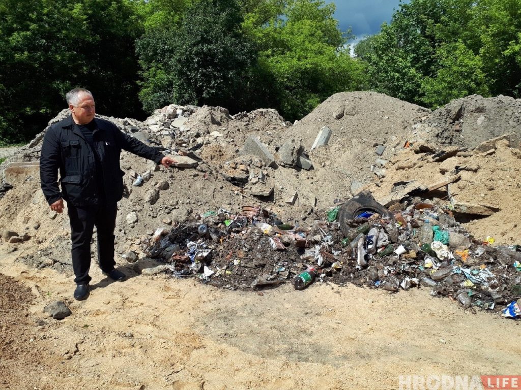 "Хамское отношение к городу". Неизвестные в центре Гродно сделали свалку мусора 