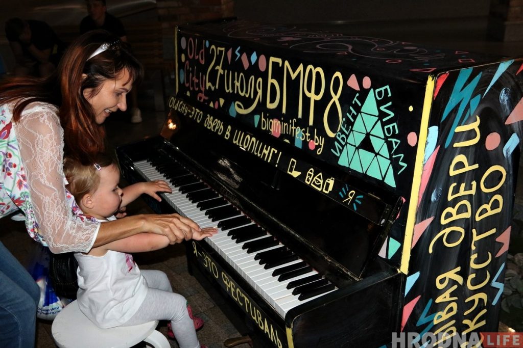 В OldCity привезли "городское пианино": на нём может сыграть каждый