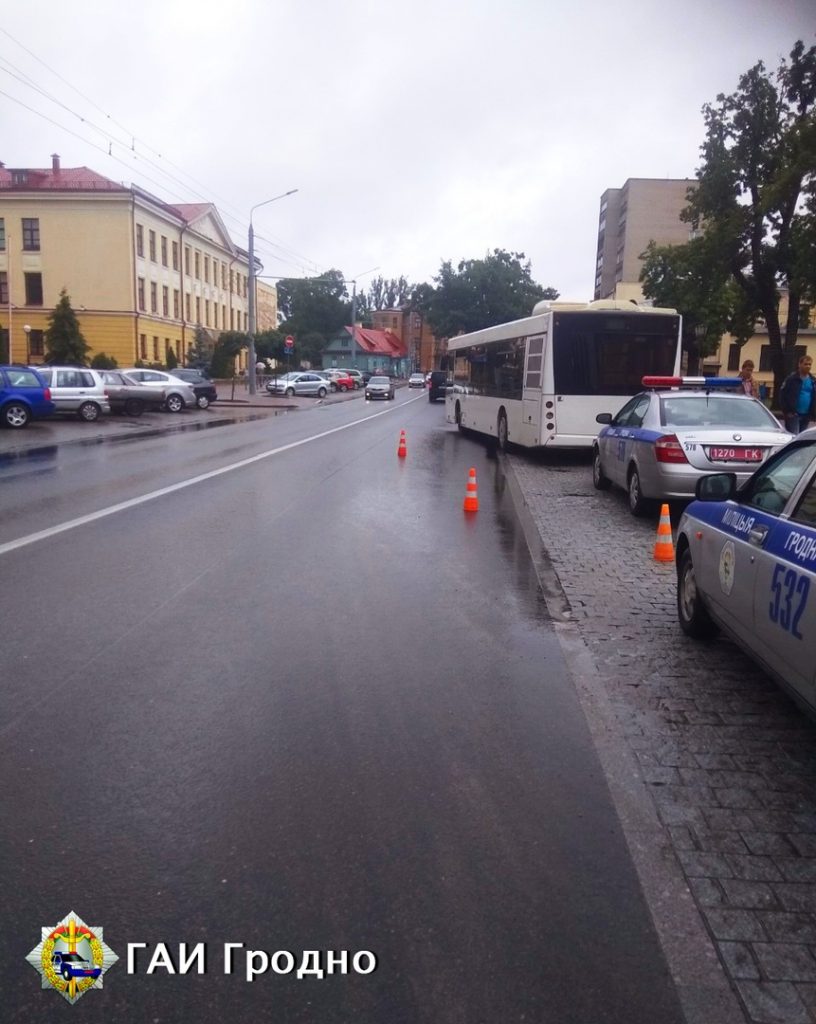 Пенсионера зажало дверями в автобусе. Он получил переломы ноги и пальцев руки