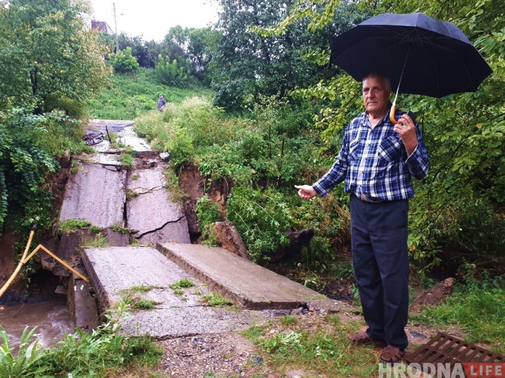 «Теперь ни проехать ни пройти». На Рабочей из-за сильных дождей разрушился мост