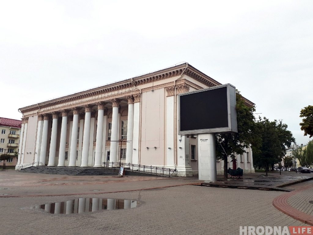 Возле "текстилей" разобрали летнее кафе: скоро начнется реконструкция здания