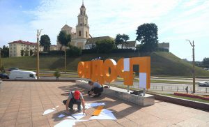 В Гродно повредили инсталляцию около драмтеатра. Теперь ее восстанавливают