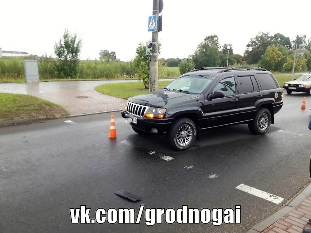 Водитель не заметила женщину и наехала на нее. Обе двигались на зеленый