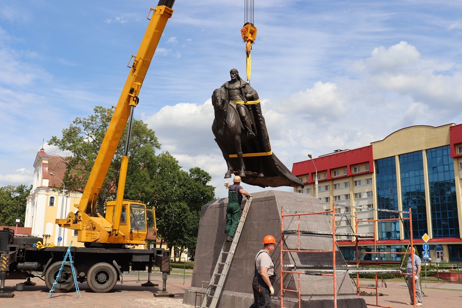 установка лида. оао лакокраска. памятник гедимину в лиде. установка лида. памятник гедимину в лиде.