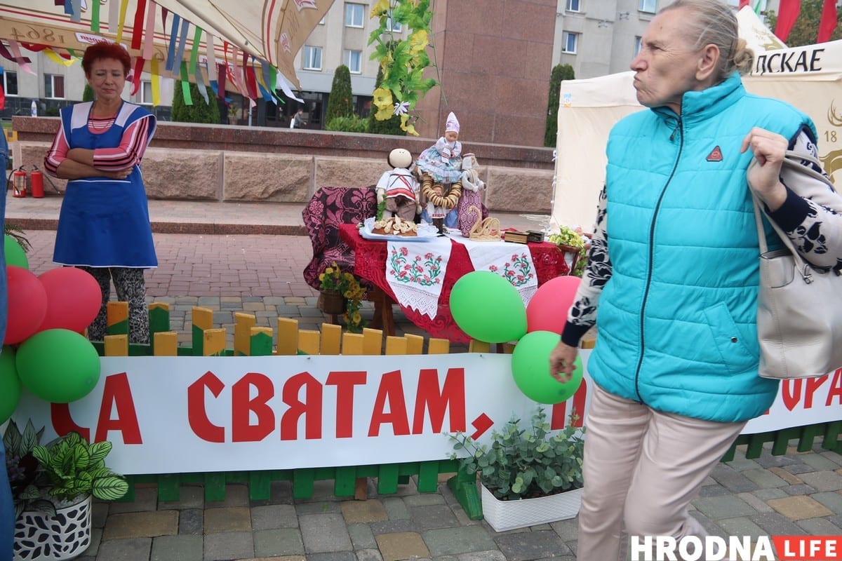 Тату на банане и свинья под горисполкомом - чем удивлял День города в Гродно. Фоторепортаж Тату на банане и свинья под горисполкомом - чем удивлял День города в Гродно. Фоторепортаж
